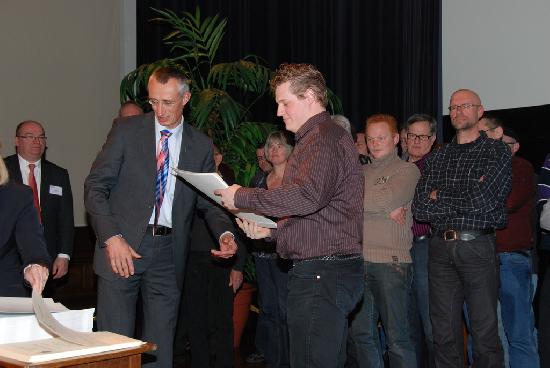 Christiaan ontvangt zijn diploma, foto Harmannus Noot