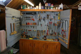 Veel gereedschap in een kast